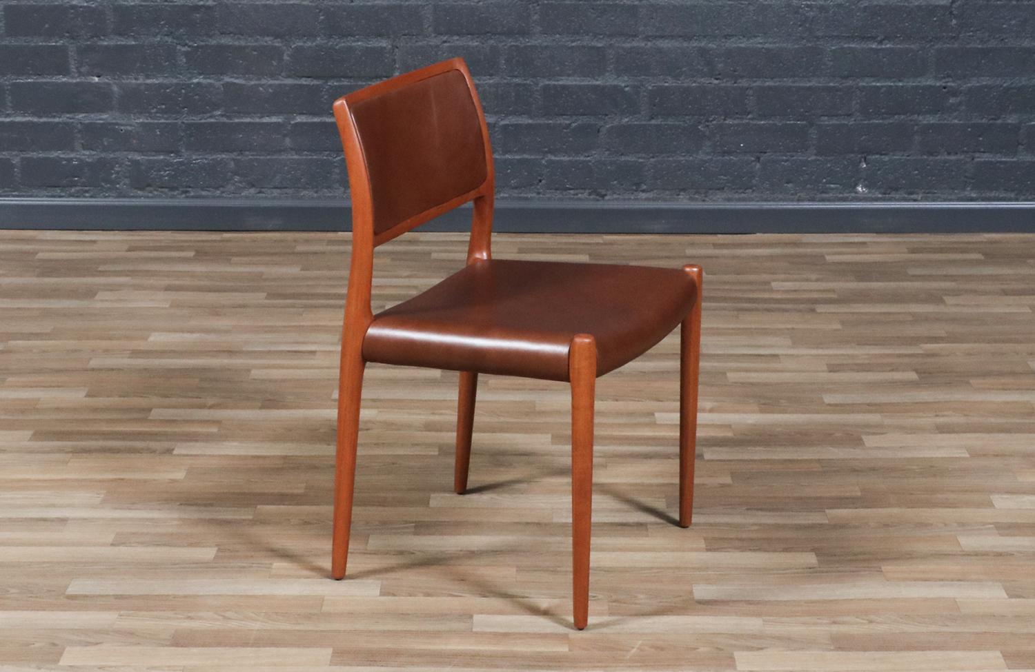 Fachmännisch restauriert - Niels Moller Model-80 Teak & Cognac Leder Stuhl im Zustand „Hervorragend“ im Angebot in Los Angeles, CA