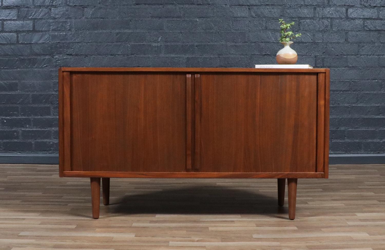 ________________________________________

Die Umgestaltung eines Mid-Century Modern-Möbels ist wie die Wiederbelebung der Geschichte, und wir gehen diese Reise mit Leidenschaft und Präzision an. Mit mehr als 17 Jahren handwerklicher Erfahrung ist