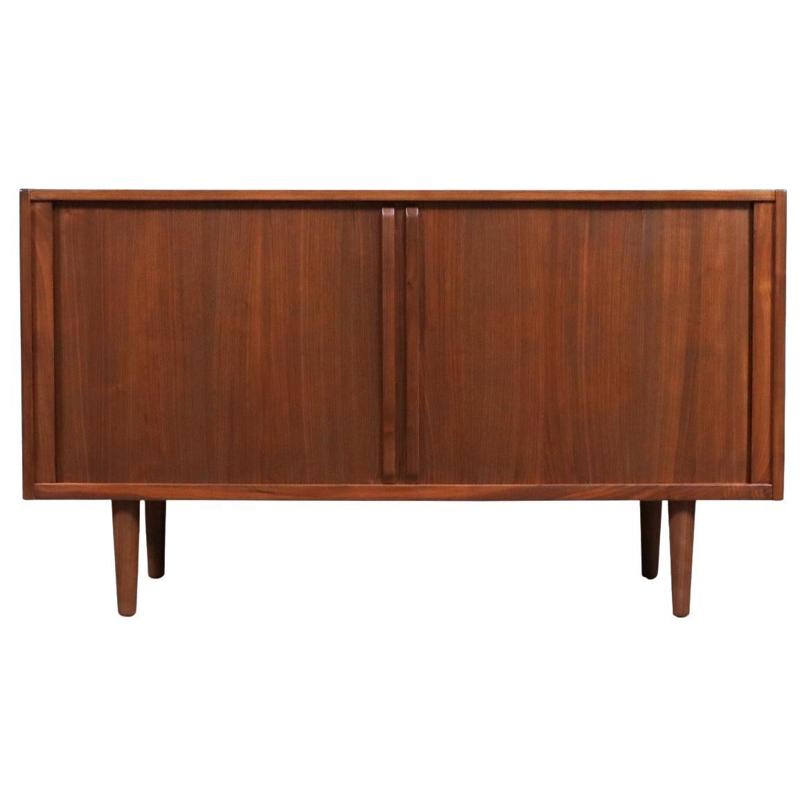 Fachmännisch restauriert - Nils Jonsson "Atle" Tambour-Tür-Credenza / Schwalbenschwanztischlerei im Angebot