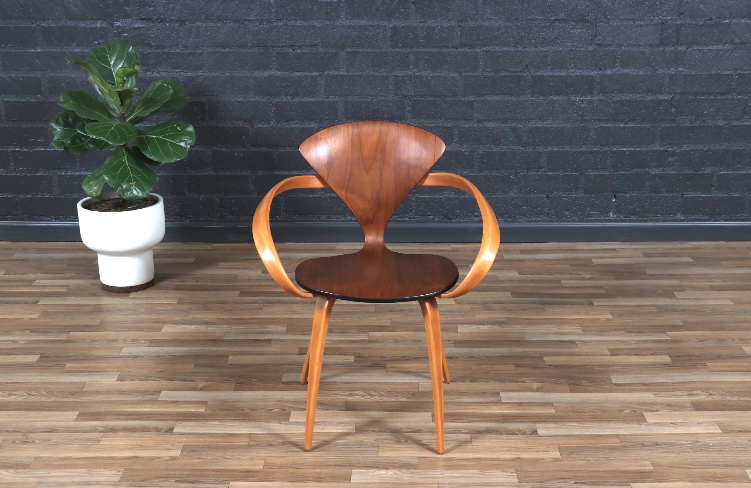 Questa straordinaria poltrona Mid-Century Modern, disegnata da Norman Cherner per Plycraft, è una vera e propria testimonianza dell'eleganza del compensato stampato. Caratterizzata da una silhouette scultorea, le curve fluide della sedia integrano