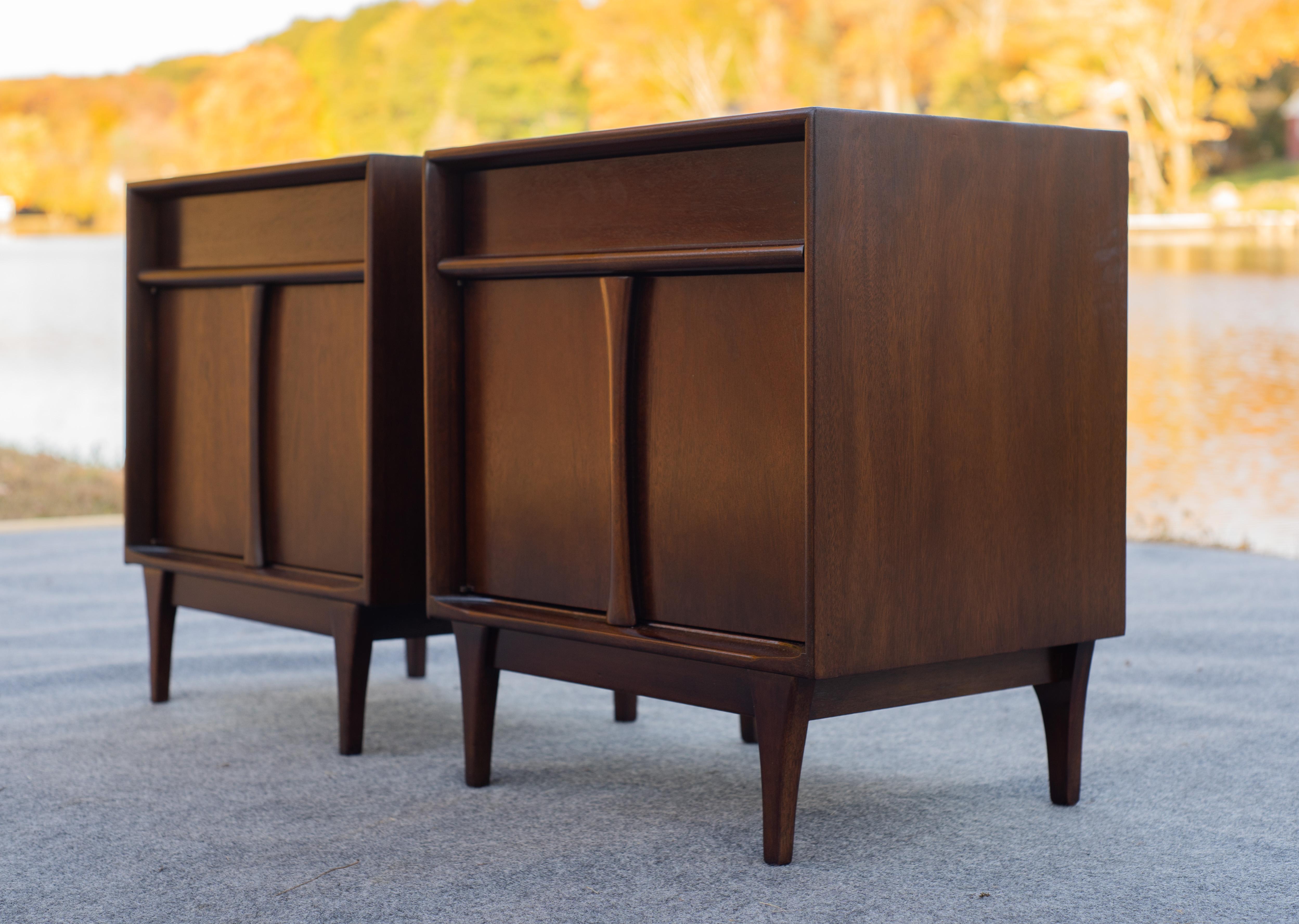 American Expertly Restored Pair of Red Lion Nightstands or End Tables in Sculpted Walnut