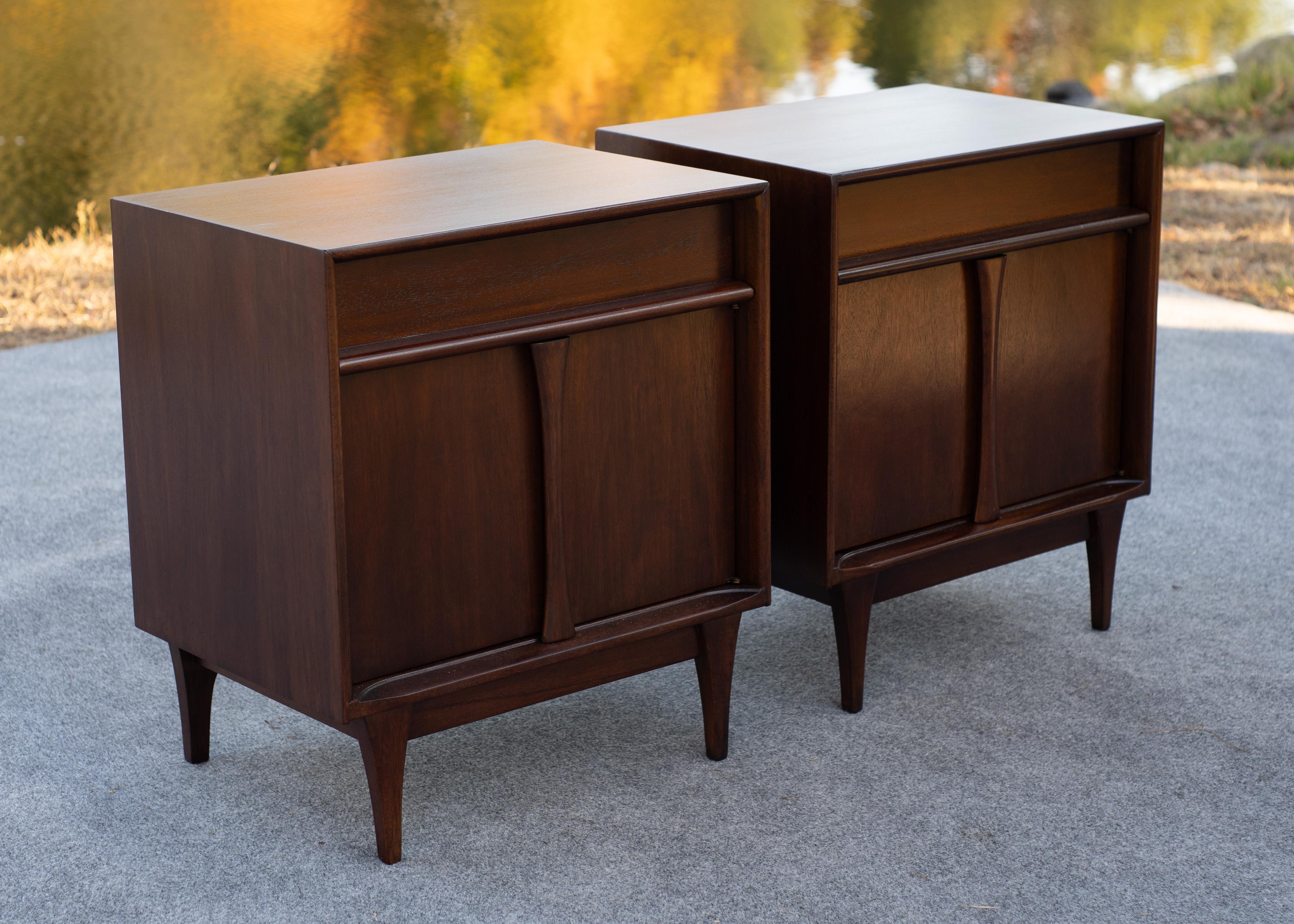 Expertly Restored Pair of Red Lion Nightstands or End Tables in Sculpted Walnut In Good Condition In Philadelphia, PA