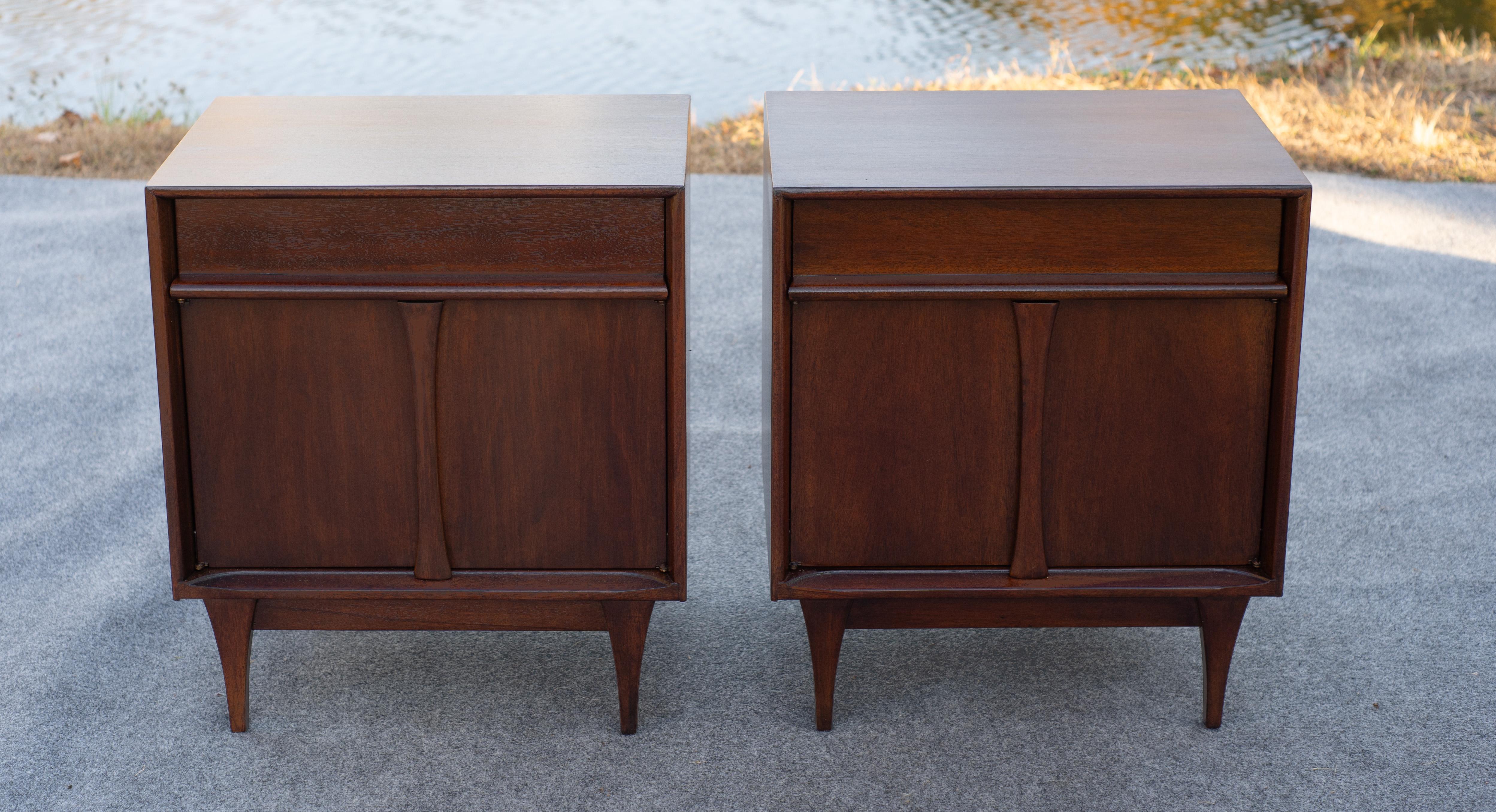 Expertly Restored Pair of Red Lion Nightstands or End Tables in Sculpted Walnut 1