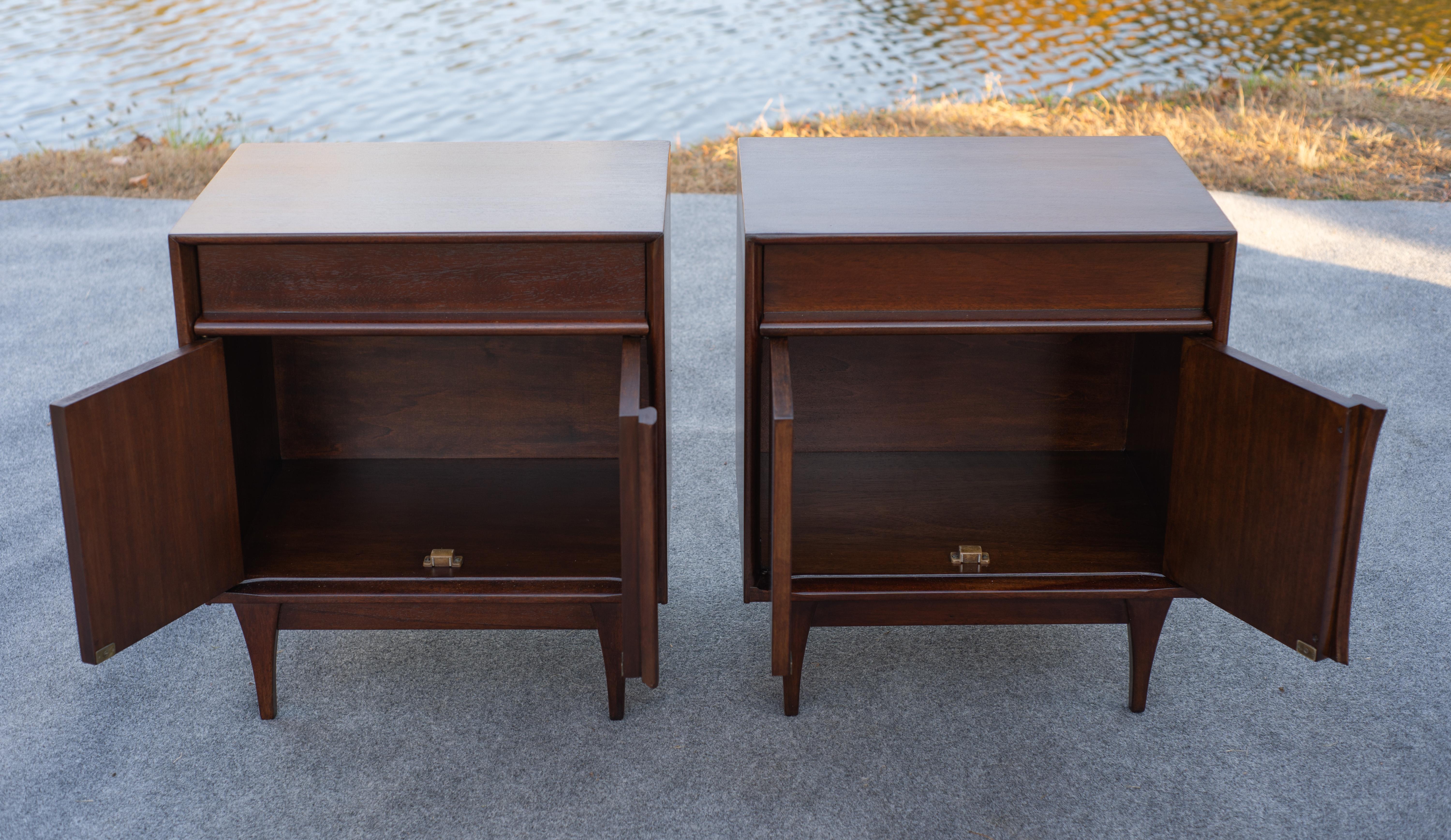 Expertly Restored Pair of Red Lion Nightstands or End Tables in Sculpted Walnut 3