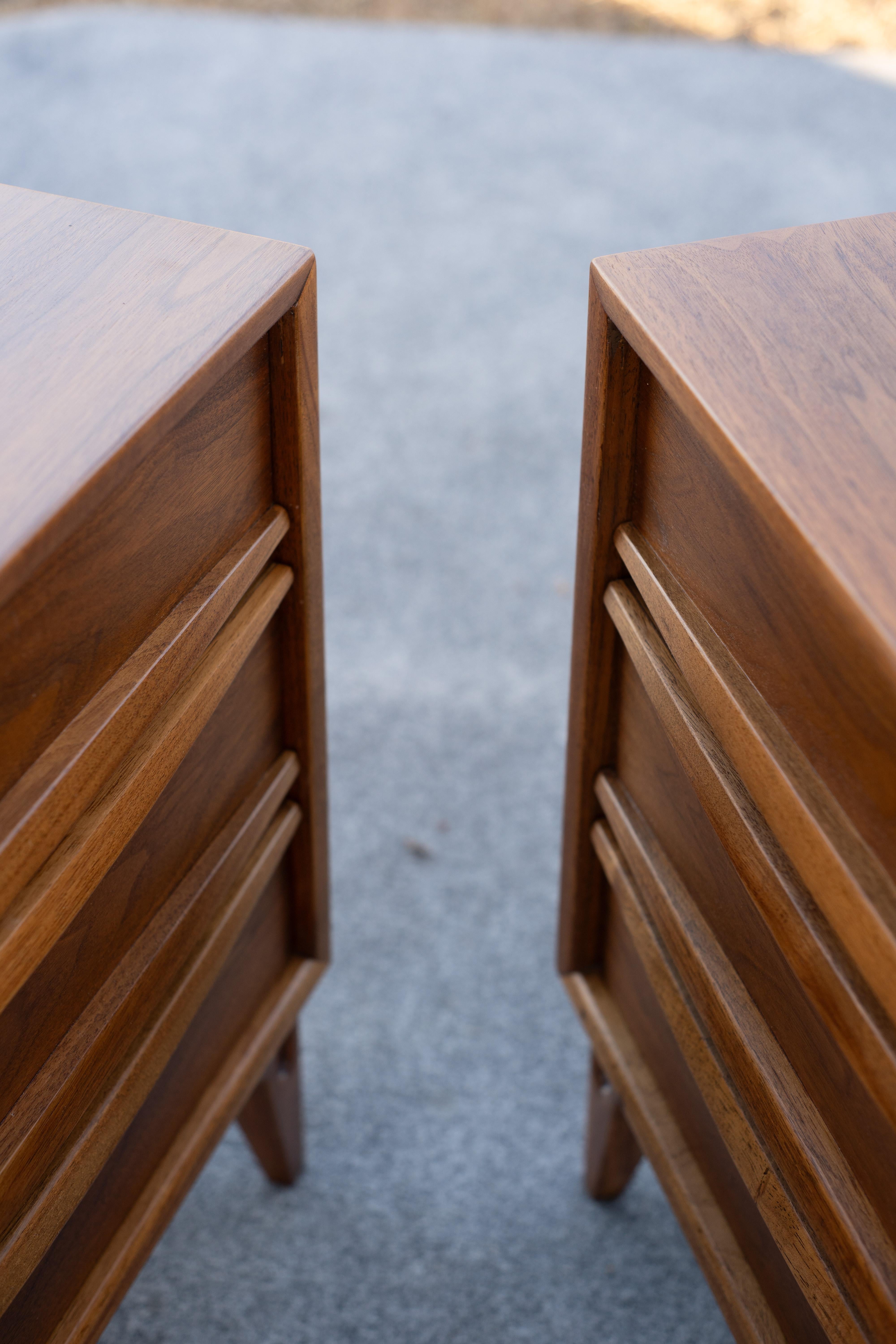 Expertly Restored Pair of Thomasville Tiki Nightstands Sculptured Walnut 1970s 8