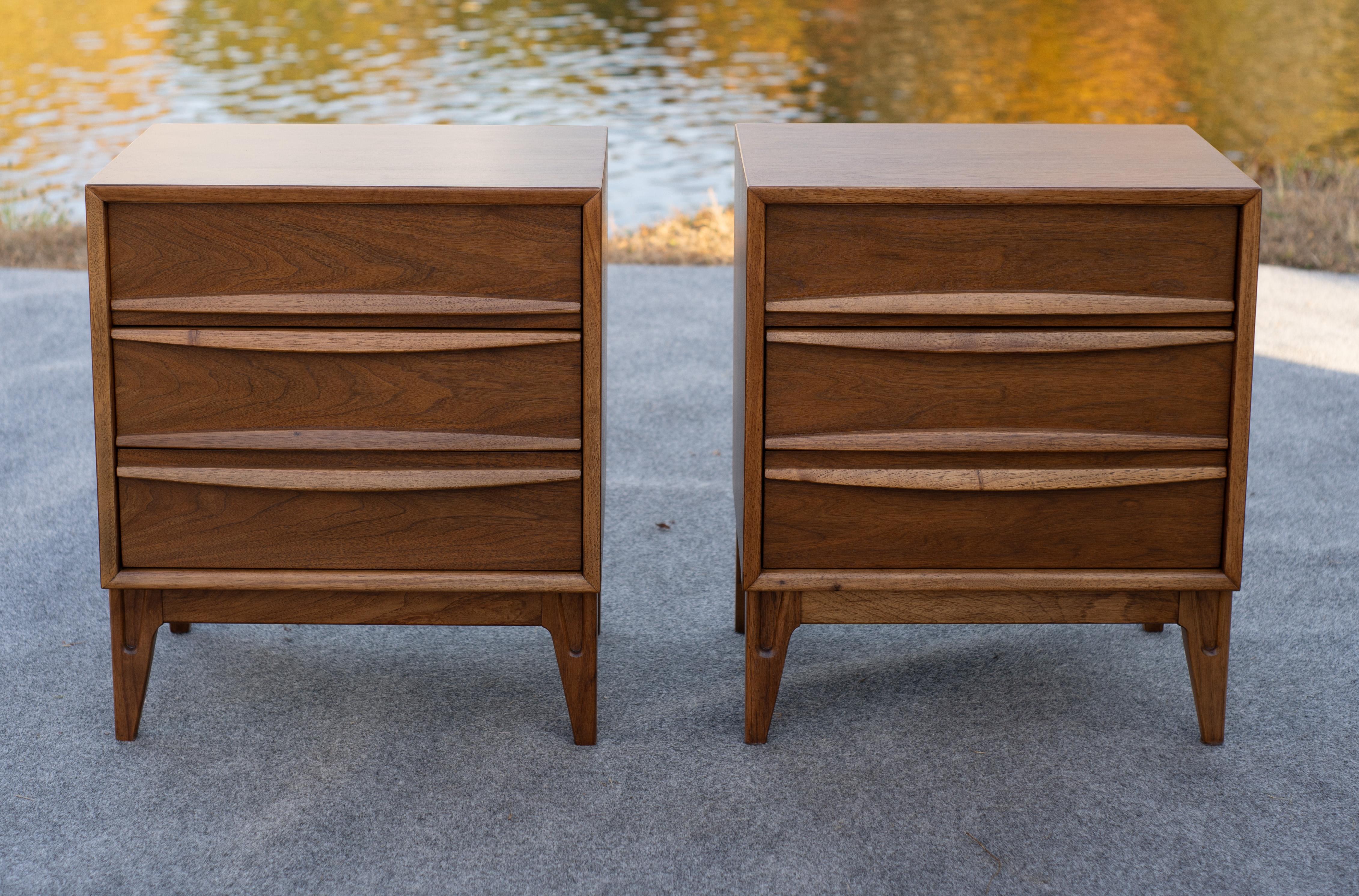 Expertly Restored Pair of Thomasville Tiki Nightstands Sculptured Walnut 1970s In Good Condition In Philadelphia, PA