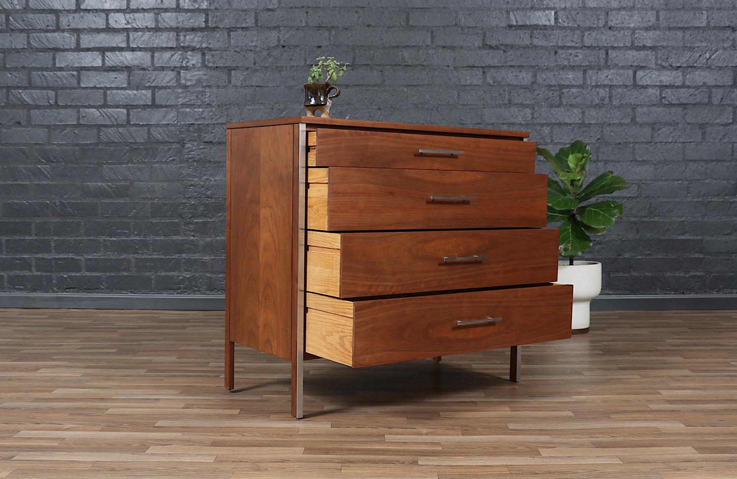 Mid-Century moderno Sapientemente restaurato - Comò a 4 cassetti 