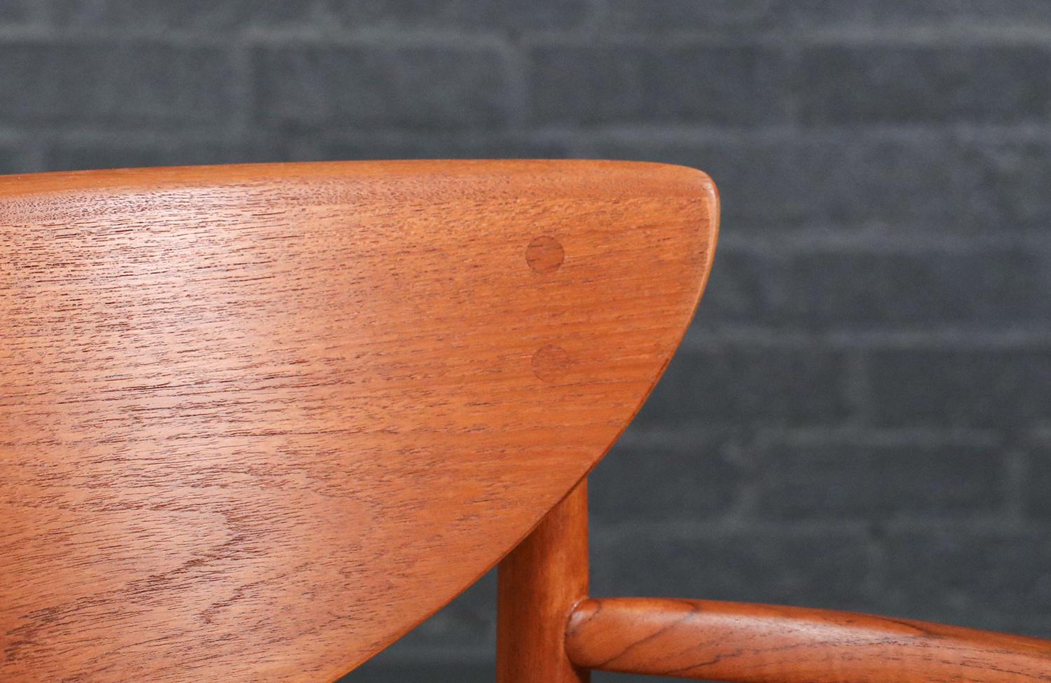 Fachmännisch restauriert - Peter Hvidt Modell-317 Teak & Rush Chord Desk Arm Chair im Angebot 3