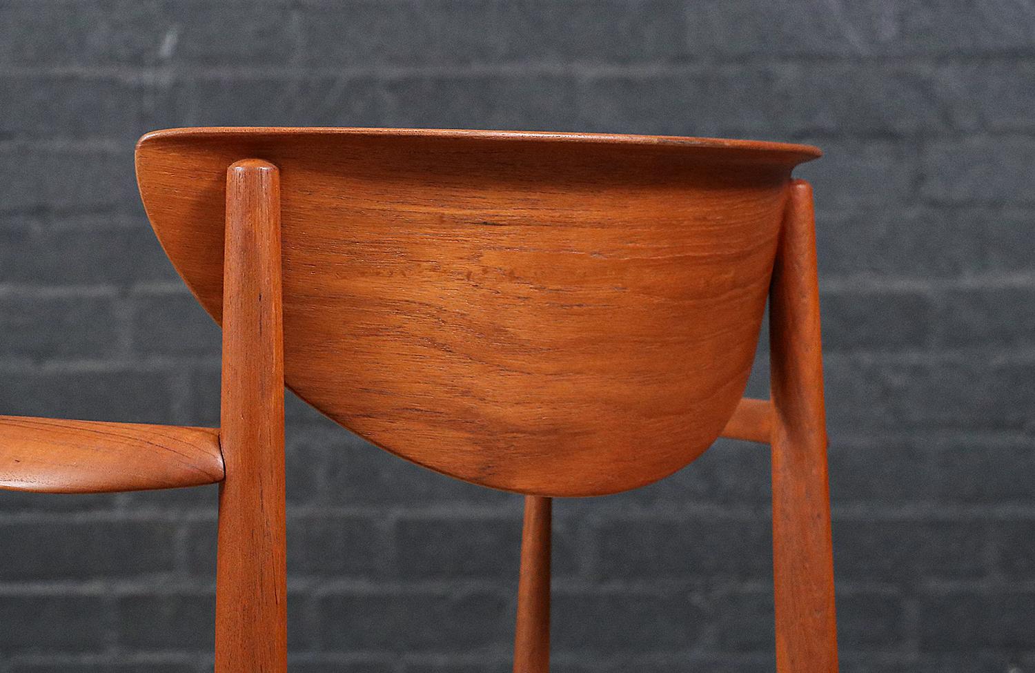 Fachmännisch restauriert - Peter Hvidt Modell-317 Teak & Rush Chord Desk Arm Chair im Angebot 4