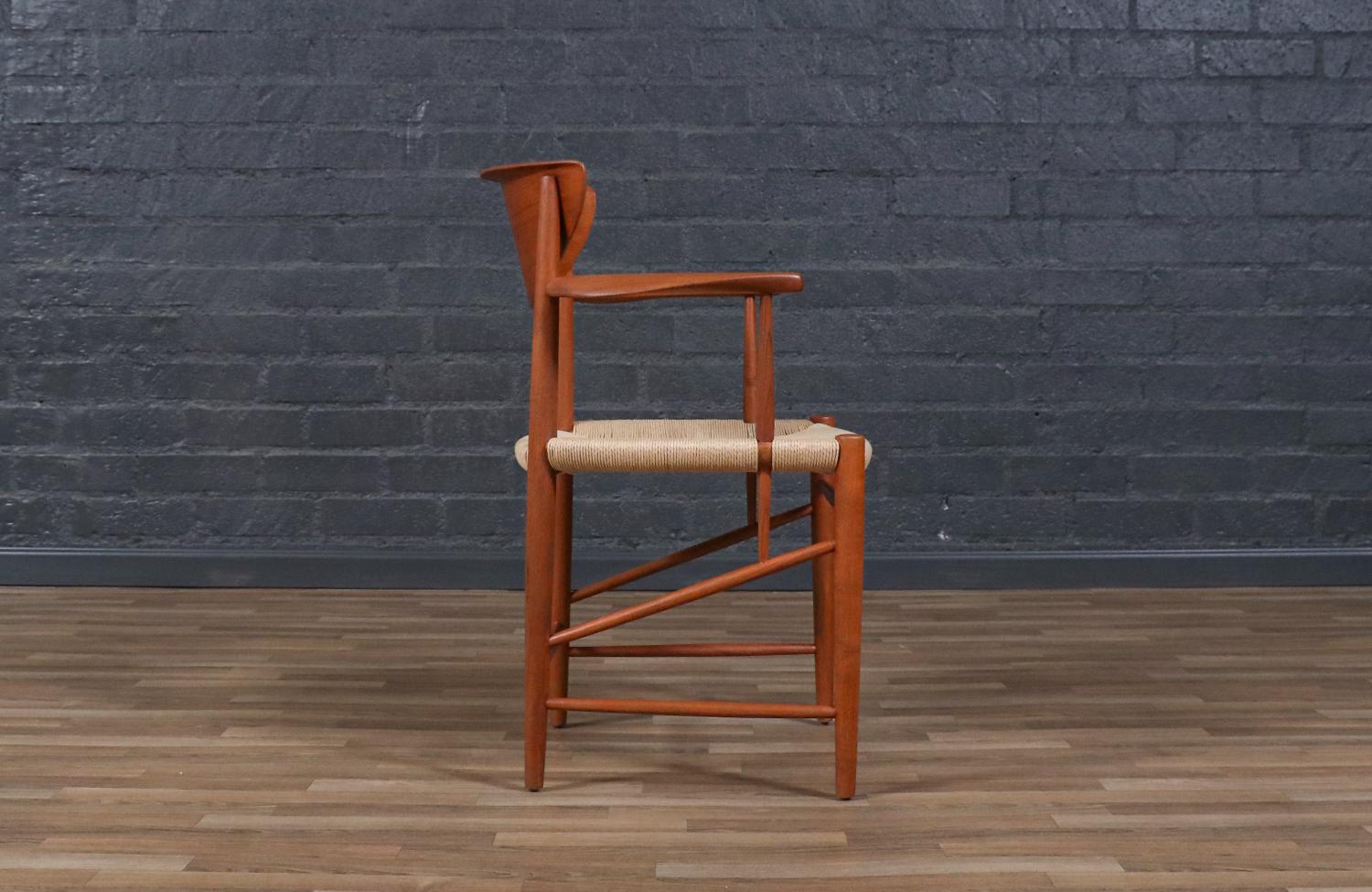 Fachmännisch restauriert - Peter Hvidt Modell-317 Teak & Rush Chord Desk Arm Chair (Moderne der Mitte des Jahrhunderts) im Angebot