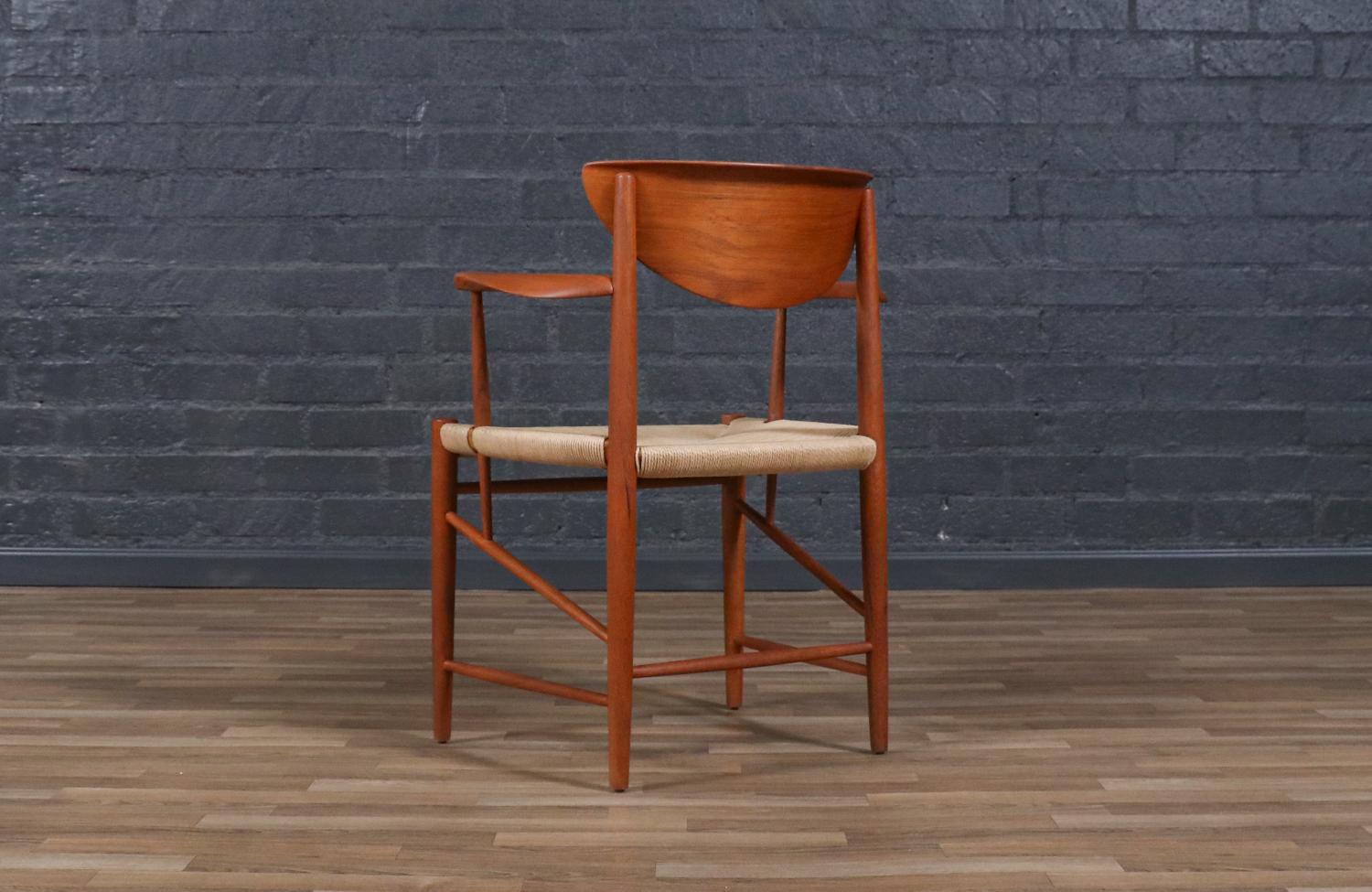 Fachmännisch restauriert - Peter Hvidt Modell-317 Teak & Rush Chord Desk Arm Chair (Dänisch) im Angebot