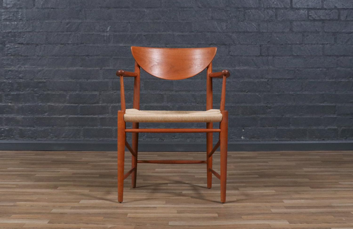 Fachmännisch restauriert - Peter Hvidt Modell-317 Teak & Rush Chord Desk Arm Chair im Zustand „Hervorragend“ im Angebot in Los Angeles, CA