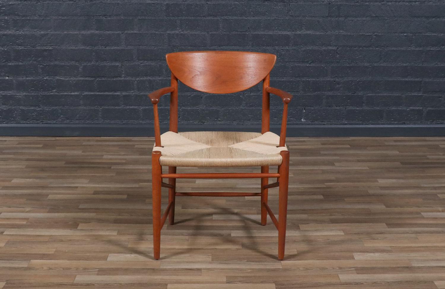Fachmännisch restauriert - Peter Hvidt Modell-317 Teak & Rush Chord Desk Arm Chair (Mitte des 20. Jahrhunderts) im Angebot
