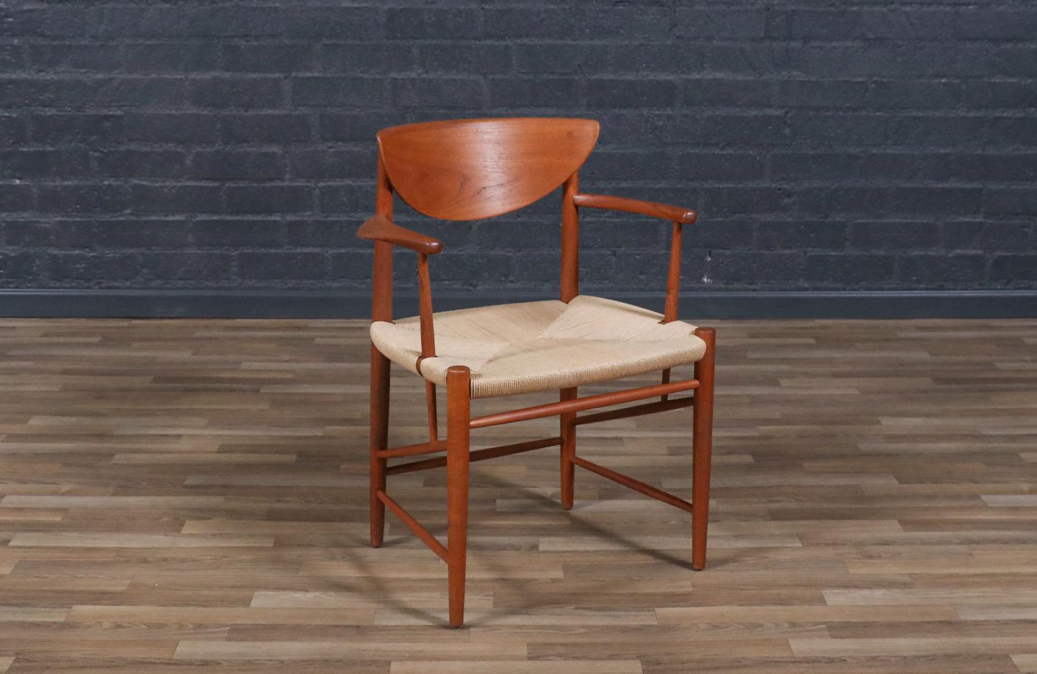 Fachmännisch restauriert - Peter Hvidt Modell-317 Teak & Rush Chord Desk Arm Chair (Holz) im Angebot