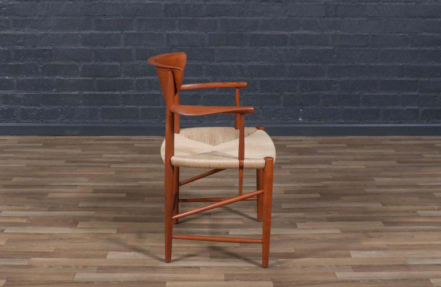 Fachmännisch restauriert - Peter Hvidt Modell-317 Teak & Rush Chord Desk Arm Chair im Angebot 1