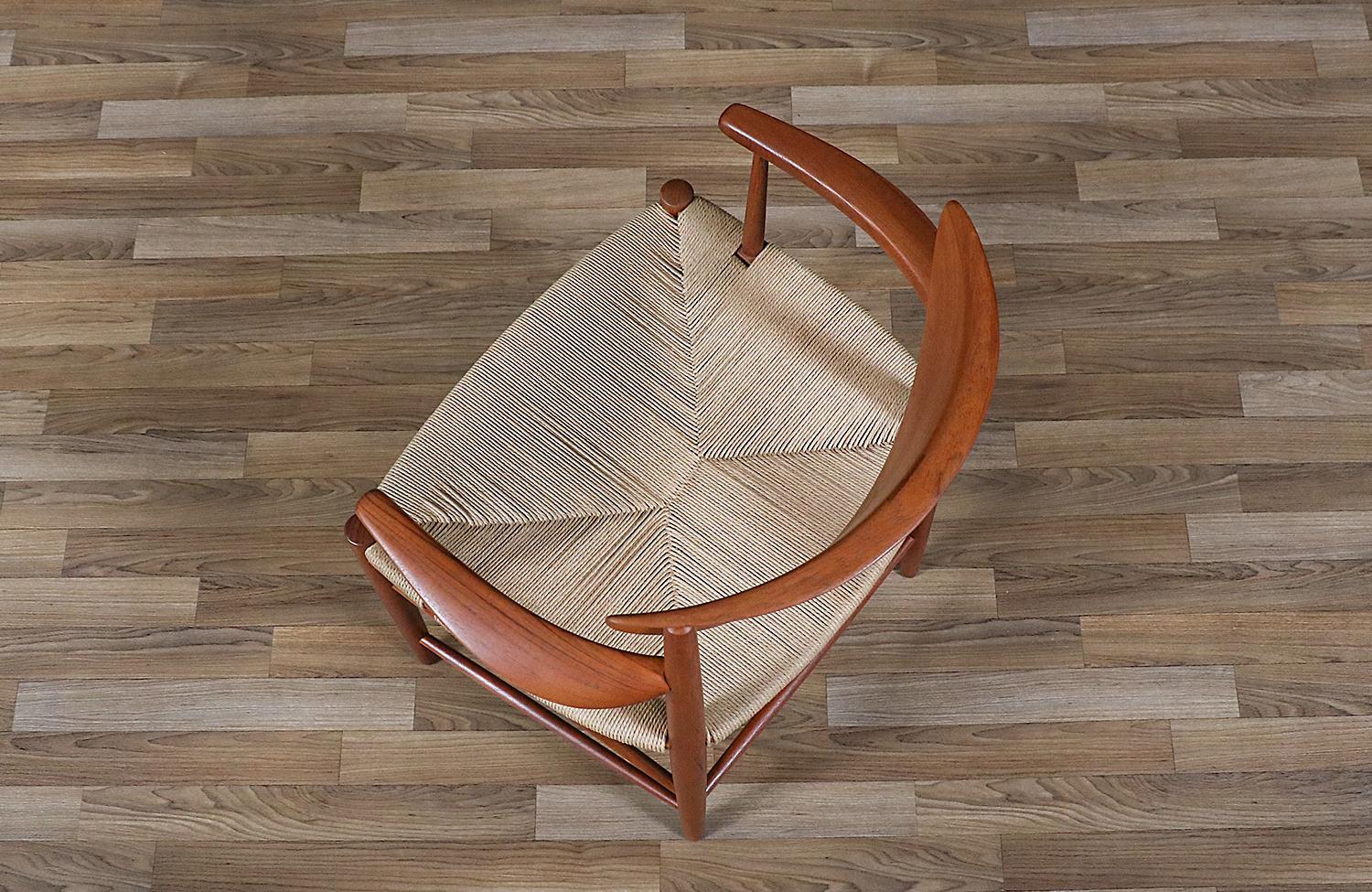 Fachmännisch restauriert - Peter Hvidt Modell-317 Teak & Rush Chord Desk Arm Chair im Angebot 2