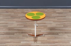 Table d'appoint réglable à trois pieds en résine Peter Pepper Products, restaurée de manière experte