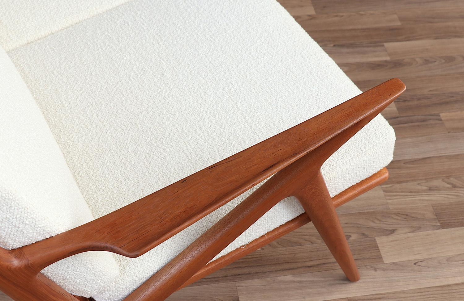 Expertisch restauriert - Poul Jensen Teakholz Love Seat Sofa für Selig, Teakholz (Mitte des 20. Jahrhunderts) im Angebot