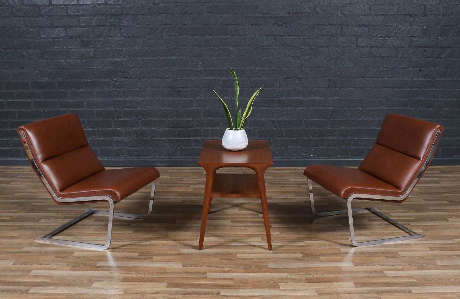________________________________________

Transformer un meuble moderne du milieu du siècle, c'est comme redonner vie à l'histoire, et nous entreprenons ce voyage avec passion et précision. Avec plus de 17 ans d'expertise artisanale, notre studio de