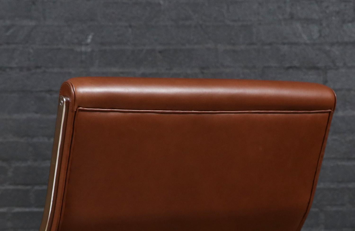 Chaises longues cantilever en cuir et acier cognac restaurées par des experts-Poul Norreklit en vente 2