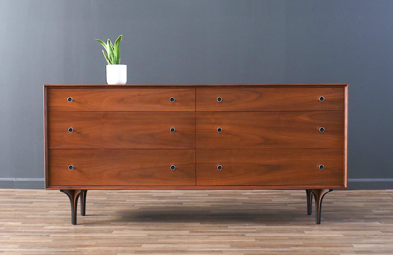 ________________________________________

Transformar un mueble moderno de mediados de siglo es como revivir la historia, y nosotros lo hacemos con pasión y precisión. Con más de 17 años de experiencia artesanal, nuestro estudio de Los Ángeles es un