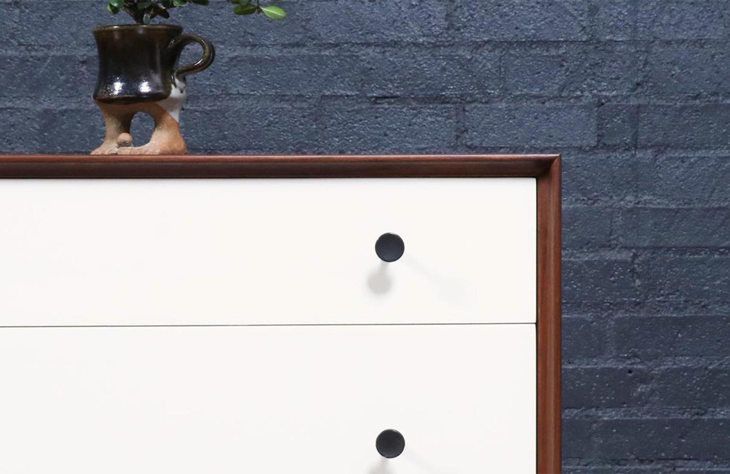 Restaurato con perizia - Comò laccato e in noce di Richard Thompson per Glenn of CA in vendita 5