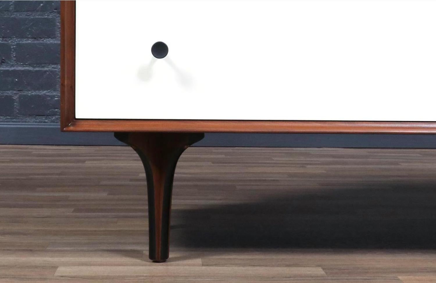 Restaurato con perizia - Comò laccato e in noce di Richard Thompson per Glenn of CA in vendita 6