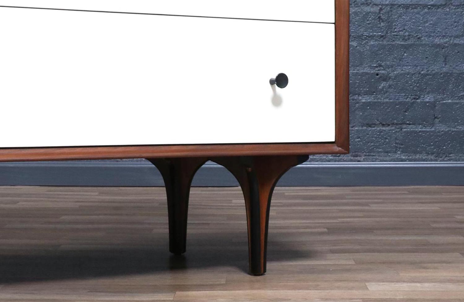 Restaurato con perizia - Comò laccato e in noce di Richard Thompson per Glenn of CA in vendita 7