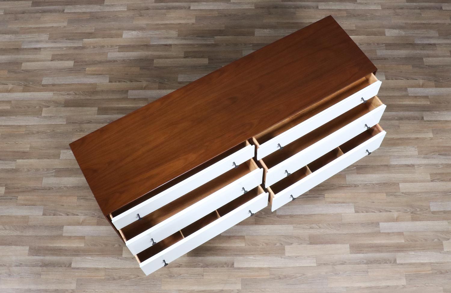 Restaurato con perizia - Comò laccato e in noce di Richard Thompson per Glenn of CA in vendita 1