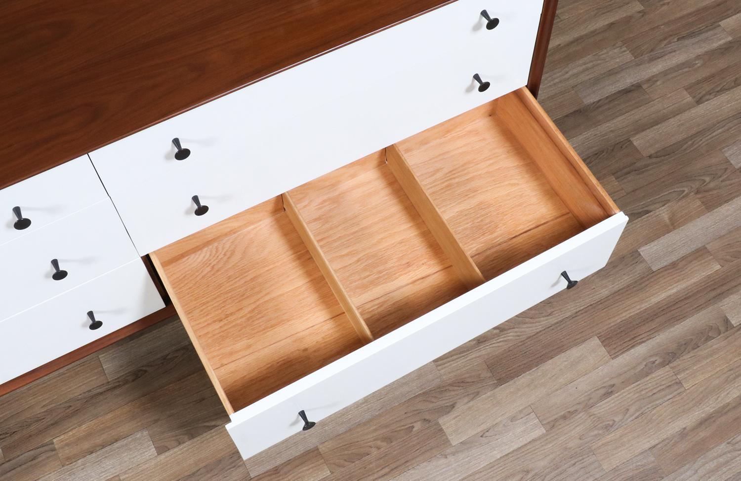 Restaurato con perizia - Comò laccato e in noce di Richard Thompson per Glenn of CA in vendita 2