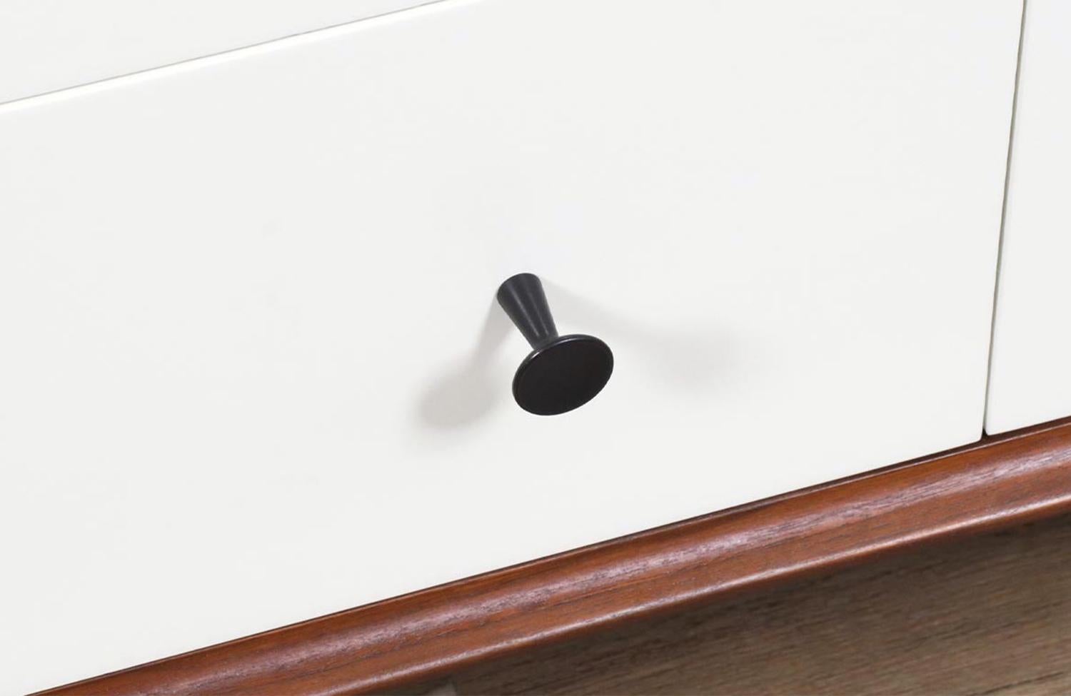 Restaurato con perizia - Comò laccato e in noce di Richard Thompson per Glenn of CA in vendita 3