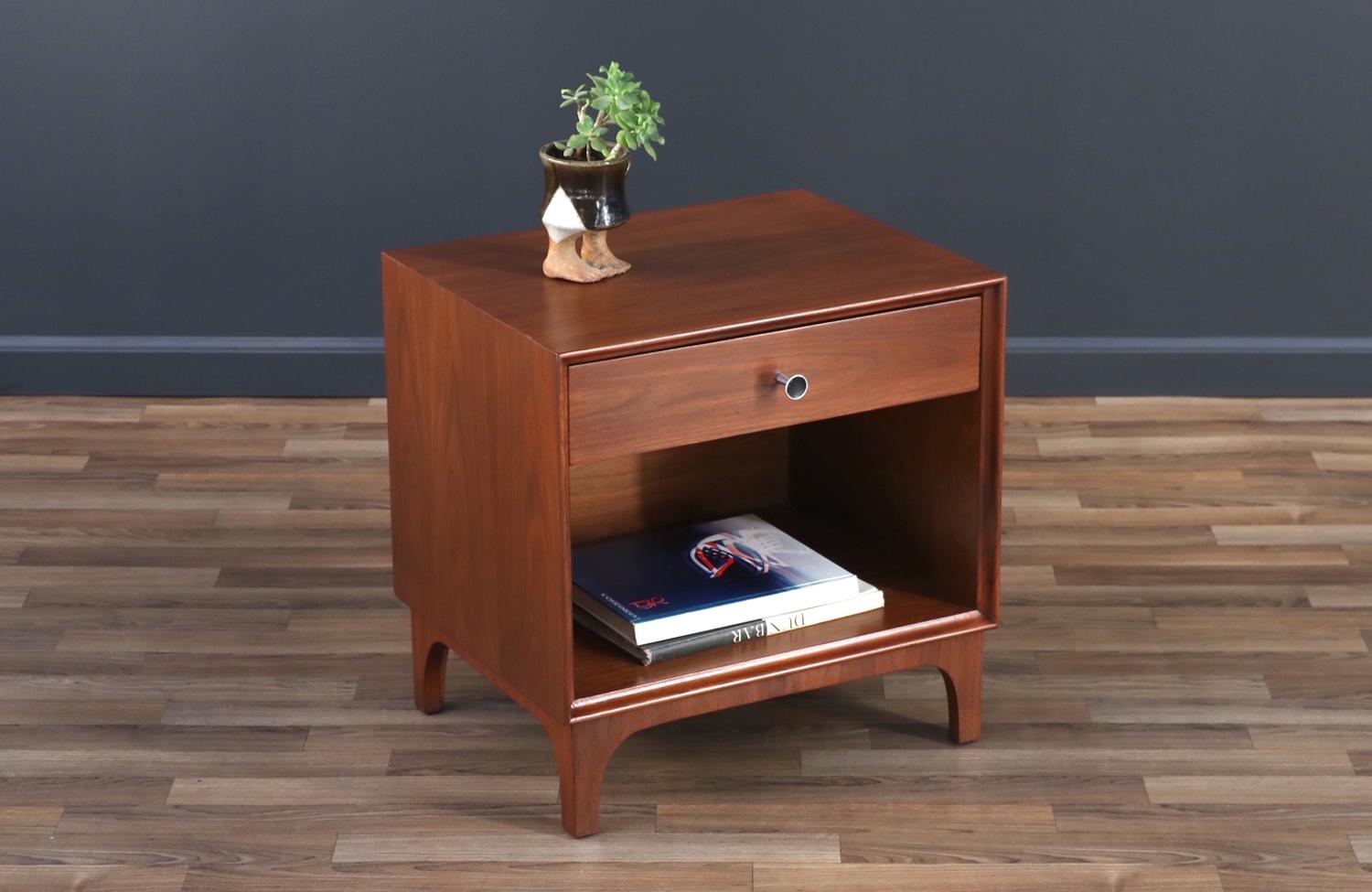 ________________________________________

Transformar un mueble moderno de mediados de siglo es como revivir la historia, y nosotros lo hacemos con pasión y precisión. Con más de 17 años de experiencia artesanal, nuestro estudio de Los Ángeles es un