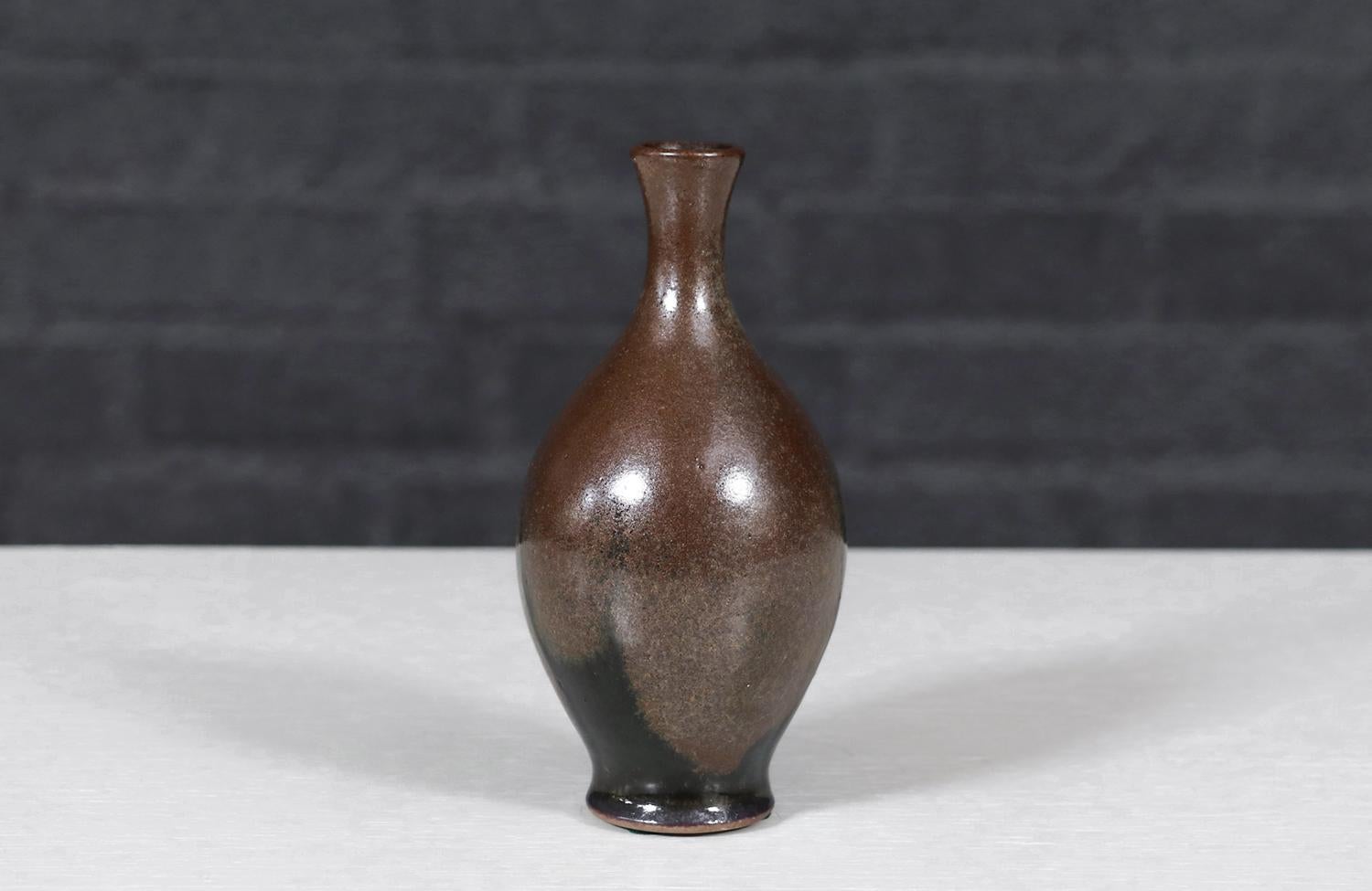 Américain Expert en restauration - Vase en céramique du Studio Robert Maxwell avec glaçure Brown en vente