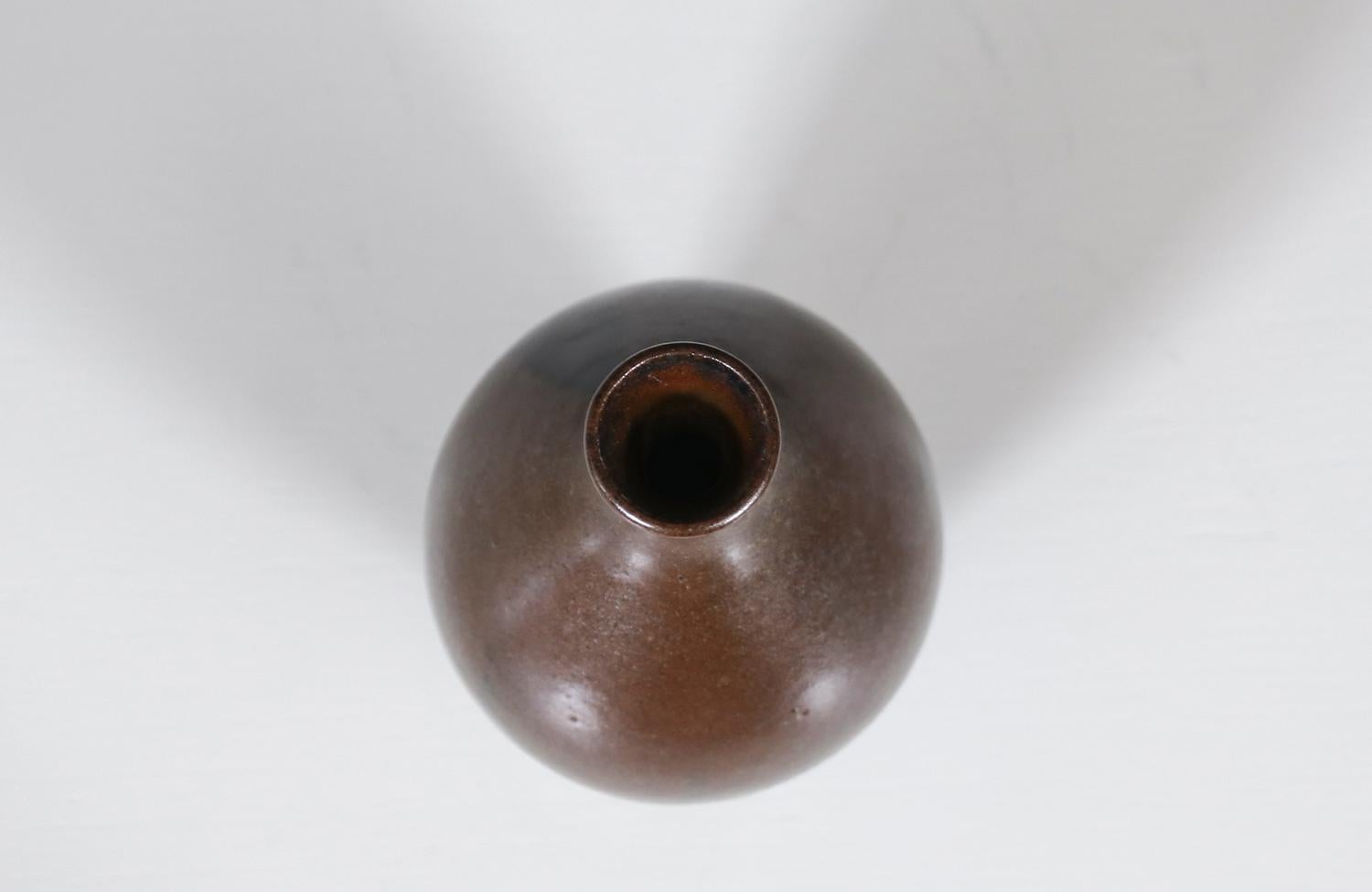 Expert en restauration - Vase en céramique du Studio Robert Maxwell avec glaçure Brown Excellent état - En vente à Los Angeles, CA
