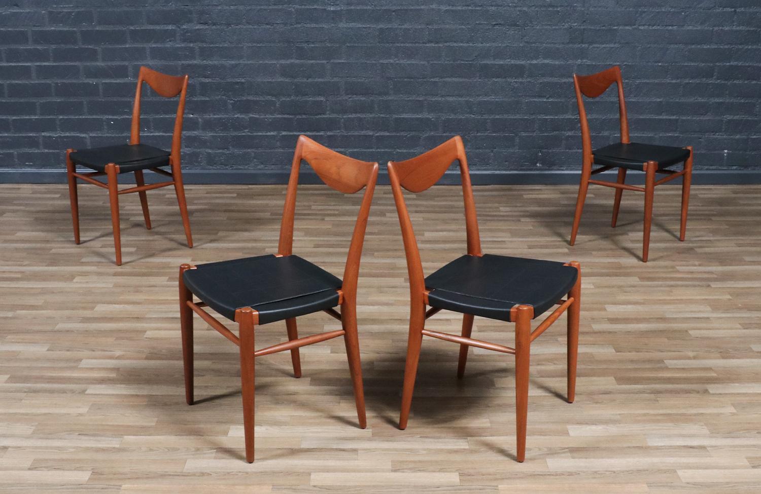 ________________________________________

Die Umgestaltung eines Mid-Century Modern-Möbels ist wie die Wiederbelebung der Geschichte, und wir gehen diese Reise mit Leidenschaft und Präzision an. Mit mehr als 17 Jahren handwerklicher Erfahrung ist