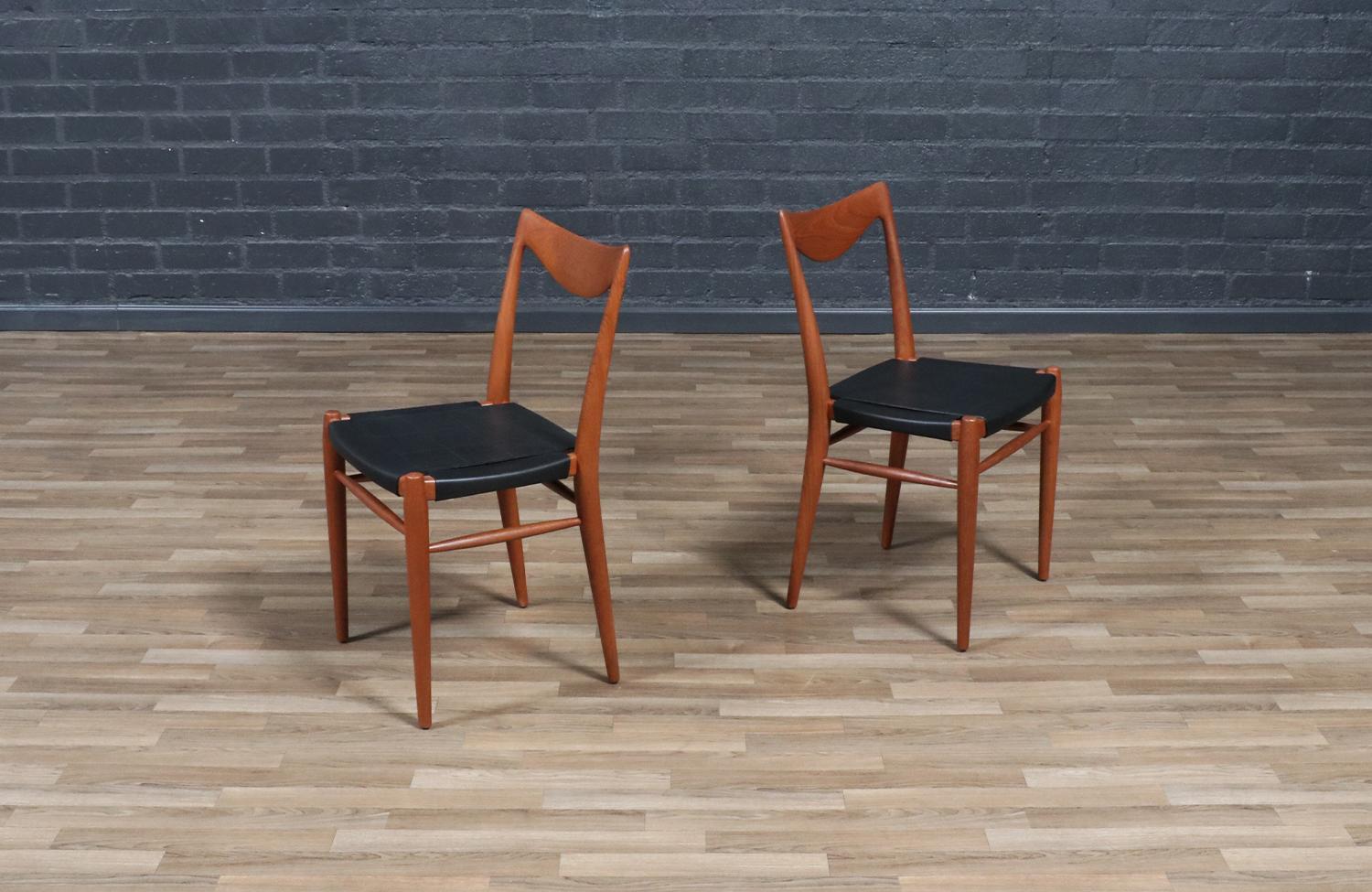 Fachmännisch restauriert - Rolf Rastad and Adolf Relling Esszimmerstühle aus Teakholz und Leder (Norwegisch) im Angebot