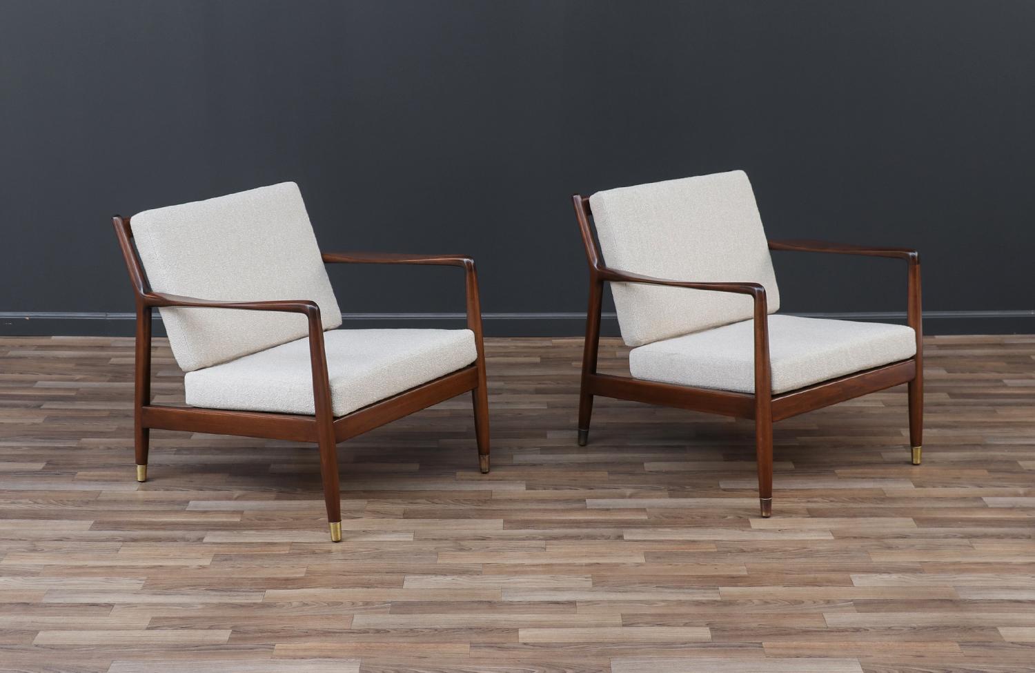 Die Umgestaltung eines Mid-Century Modern-Möbels ist wie die Wiederbelebung der Geschichte, und wir gehen diese Reise mit Leidenschaft und Präzision an. Mit mehr als 17 Jahren handwerklicher Erfahrung ist unser Studio in Los Angeles ein Ort, an dem