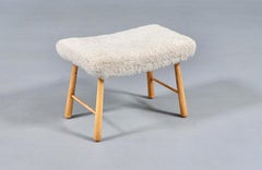 Fachmännisch restauriert – Hocker aus Schafsleder im skandinavischen Modern-Stil