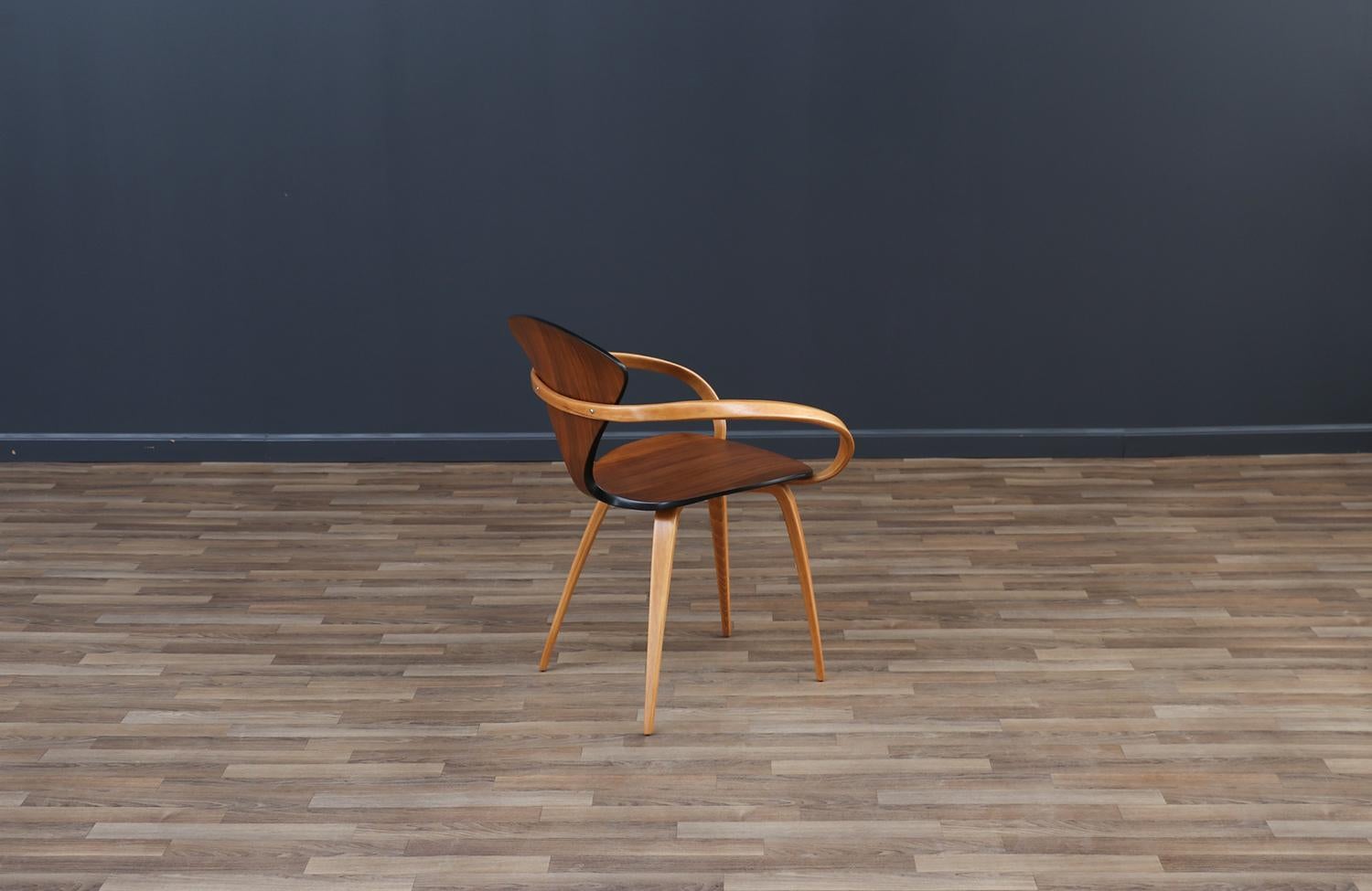 Expertisch restauriert – 4er-Set „Pretzel“-Sessel von Norman Cherner für Plycraft (Mitte des 20. Jahrhunderts) im Angebot