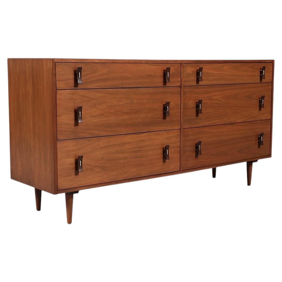 Commode à 6 tiroirs en noyer « Stanley Young », restaurée par des experts pour Glenn of California