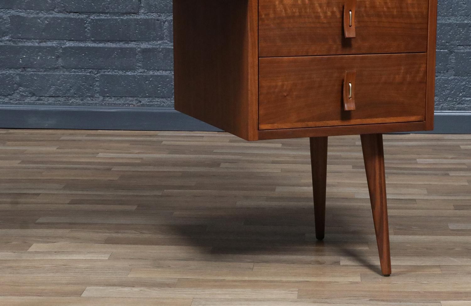 Expertly Restored - Stanley Young Walnut Writing Desk for Glenn of California im Angebot 3