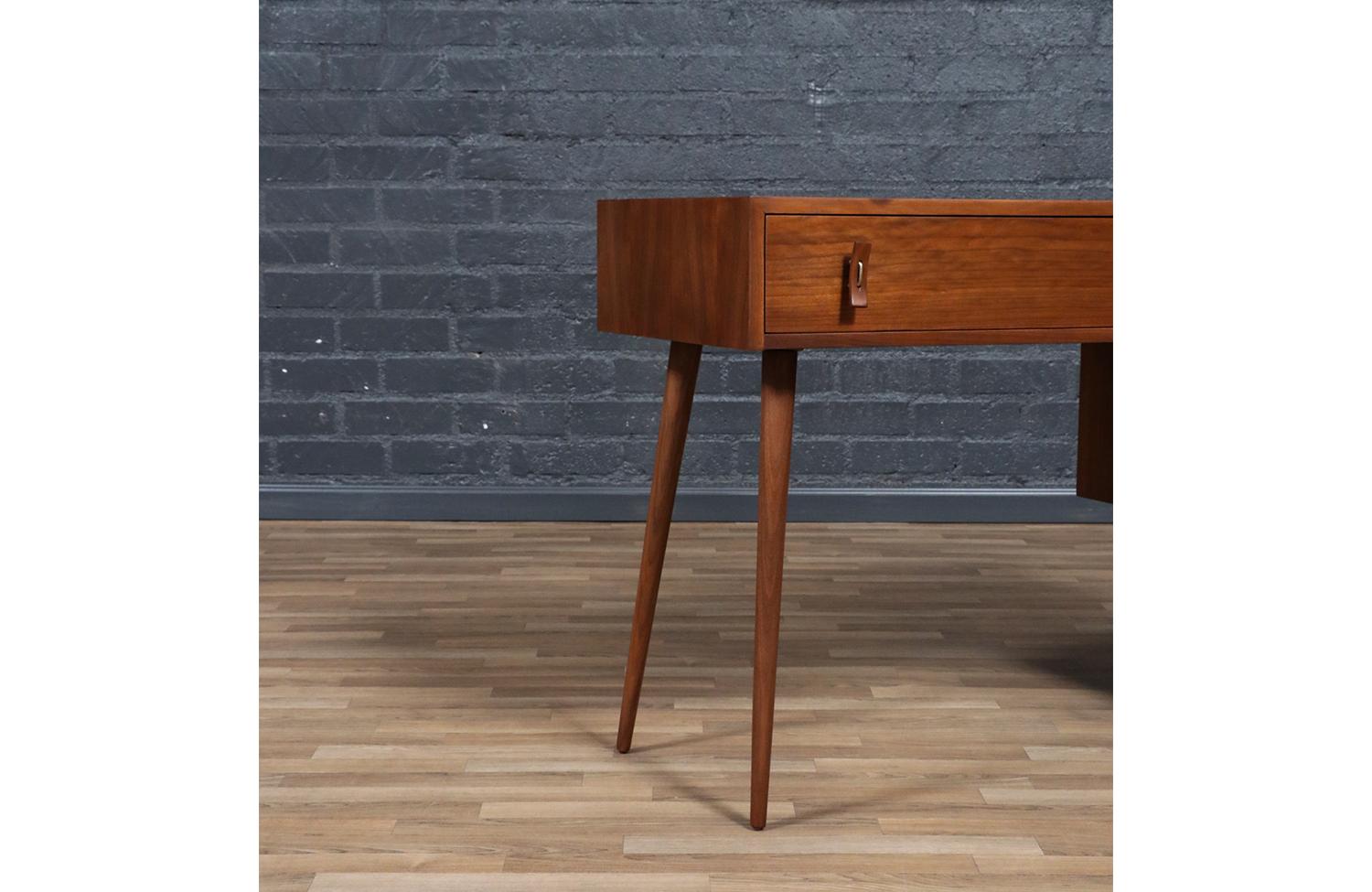 Expertly Restored - Stanley Young Walnut Writing Desk for Glenn of California im Angebot 4