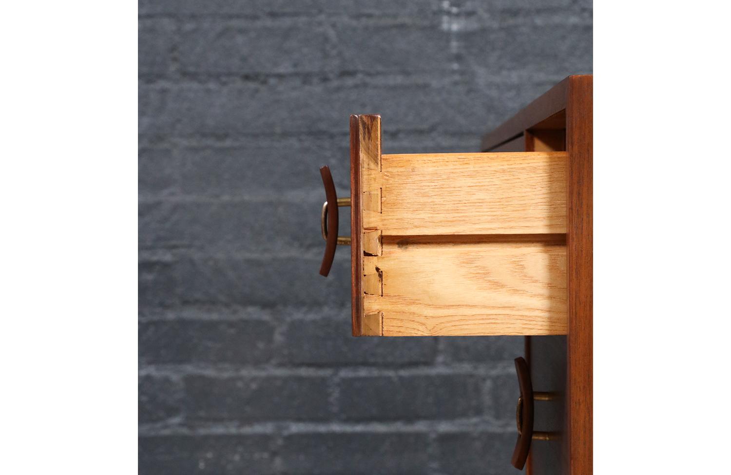 Expertly Restored - Stanley Young Walnut Writing Desk for Glenn of California im Angebot 5