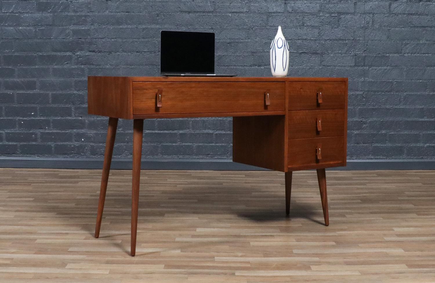 Expertly Restored - Stanley Young Walnut Writing Desk for Glenn of California (Moderne der Mitte des Jahrhunderts) im Angebot