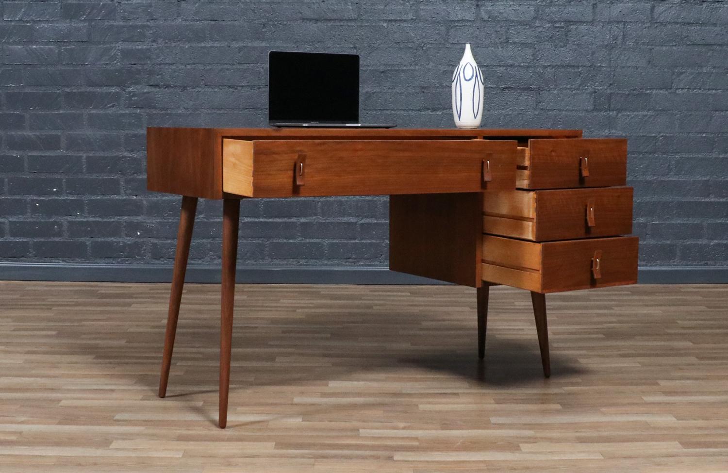 Expertly Restored - Stanley Young Walnut Writing Desk for Glenn of California (amerikanisch) im Angebot