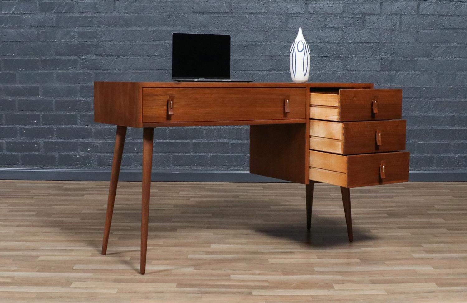 Expertly Restored - Stanley Young Walnut Writing Desk for Glenn of California im Zustand „Hervorragend“ im Angebot in Los Angeles, CA