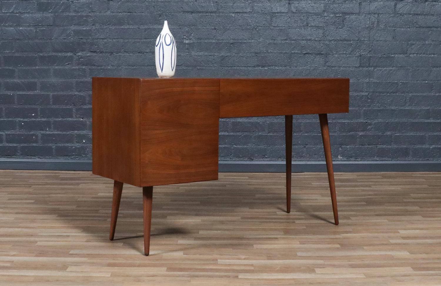 Expertly Restored - Stanley Young Walnut Writing Desk for Glenn of California (Mitte des 20. Jahrhunderts) im Angebot