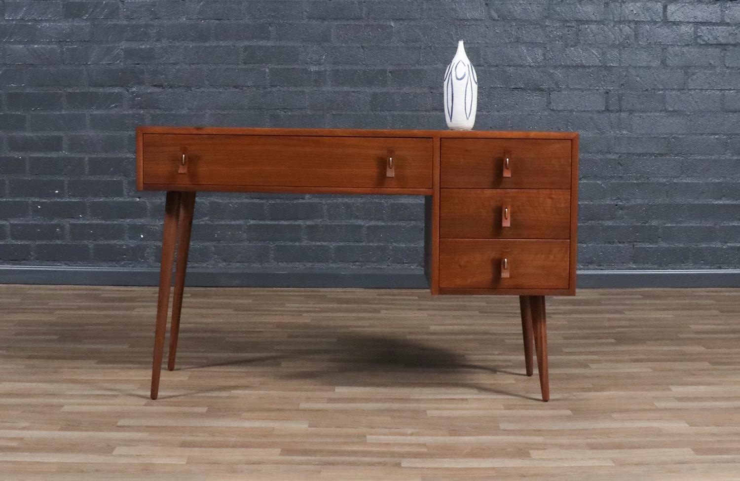 Expertly Restored - Stanley Young Walnut Writing Desk for Glenn of California (Stahl) im Angebot