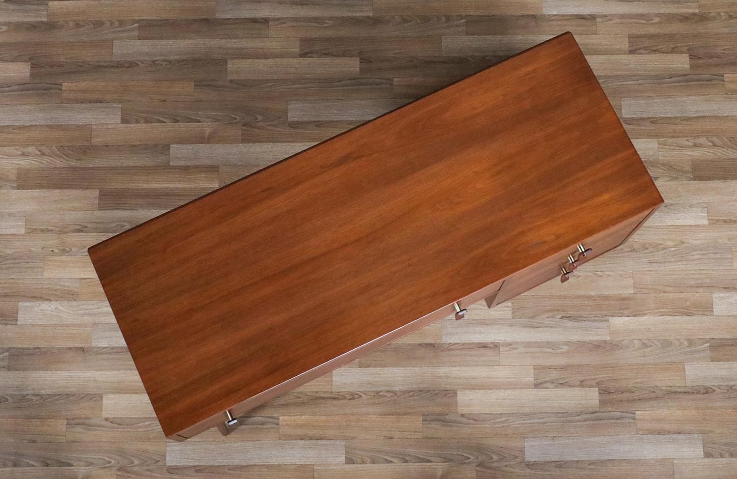 Expertly Restored - Stanley Young Walnut Writing Desk for Glenn of California im Angebot 1