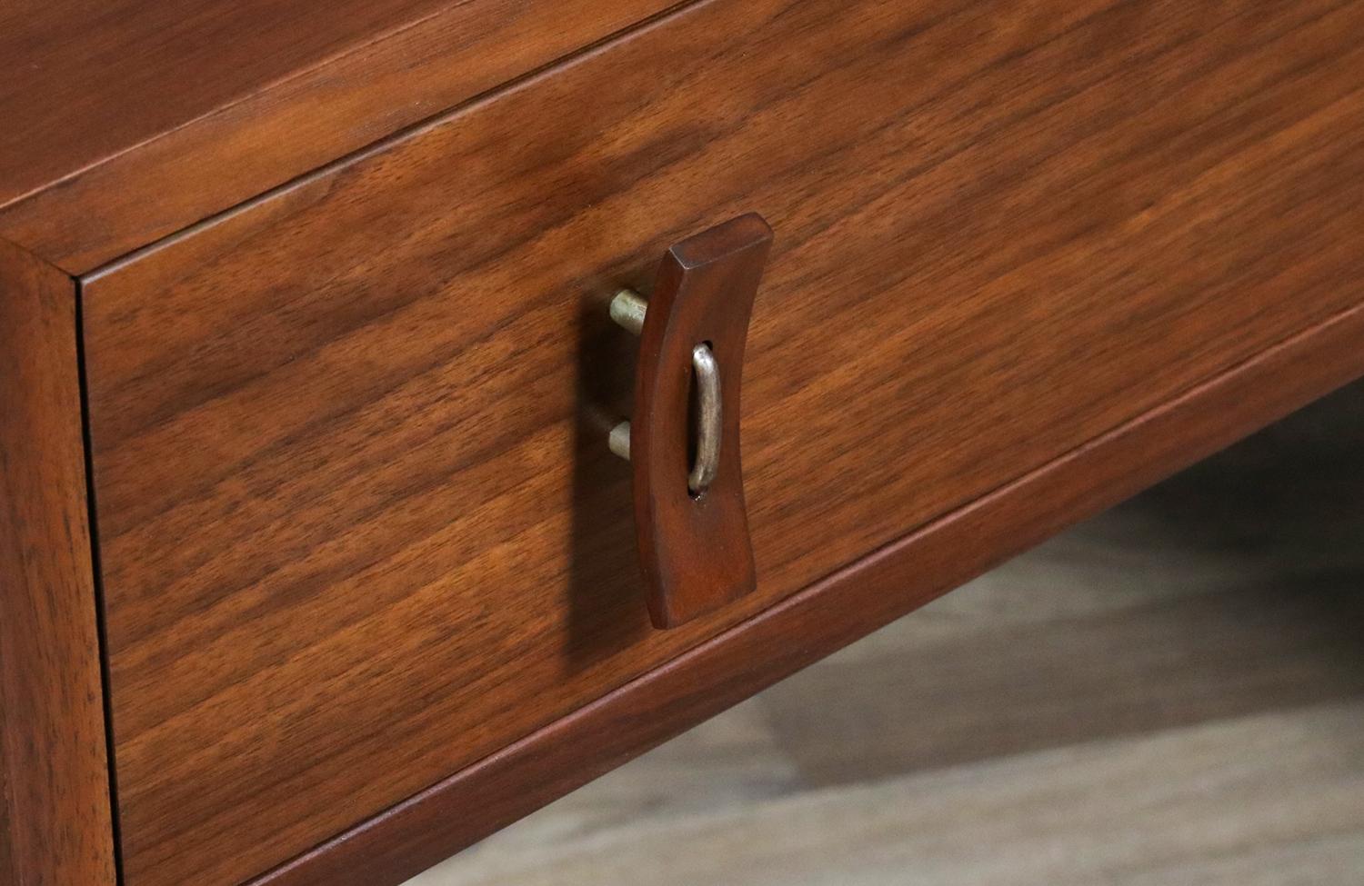 Expertly Restored - Stanley Young Walnut Writing Desk for Glenn of California im Angebot 2